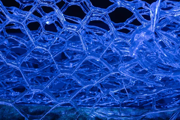 暗い背景に氷に覆われた青基調の冷凍金属フェンスの写真 — ストック写真