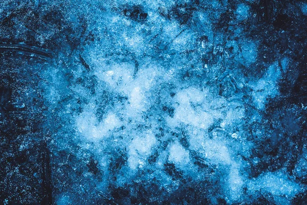 Zdjęcie Zamarzniętego Gruntu Pokrytego Lodem Kolorze Niebieskim — Zdjęcie stockowe