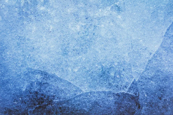 Foto Van Blauw Getinte Bevroren Gebarsten Ijs Oppervlak Textuur — Stockfoto