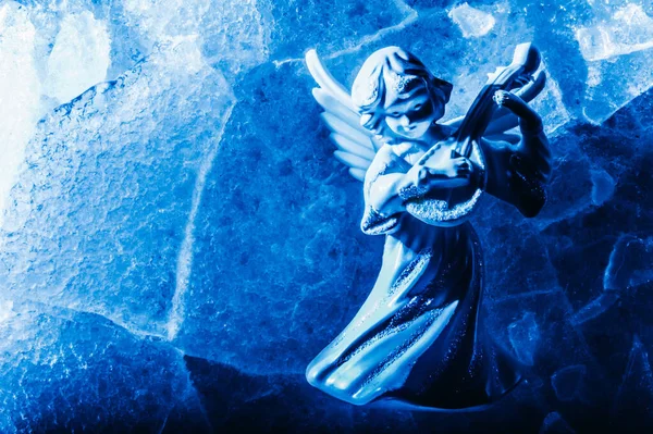 Cerca Foto Del Ángel Hielo Tonificado Azul Miniatura Tocando Laúd — Foto de Stock