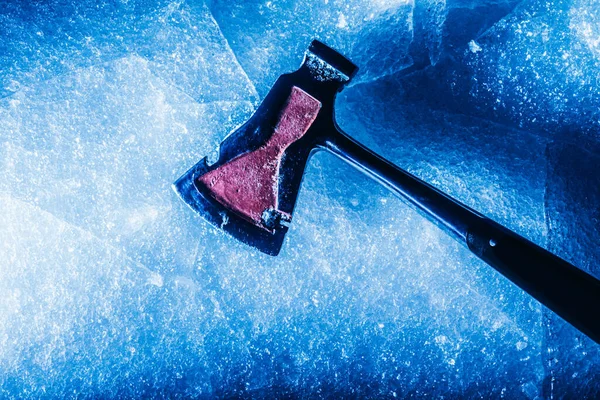 Foto Machado Gelo Antiquado Tonificado Azul Que Coloca Superfície Neve — Fotografia de Stock
