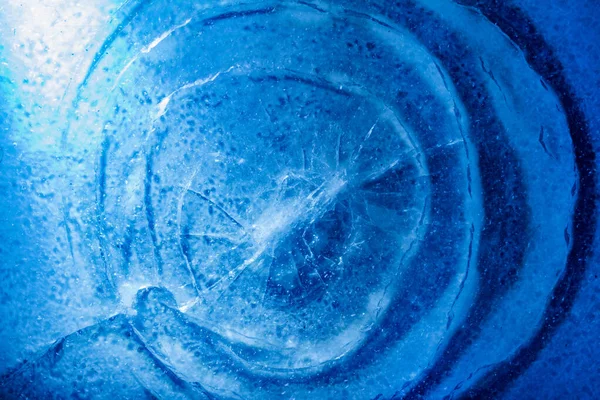 Foto Von Blau Getönten Gefrorenen Kreis Rissig Und Beschädigt Eisoberfläche — Stockfoto