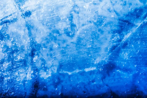 Фото Блакитної Тонованої Прозорої Поверхні Льоду Сніжною Текстурою — стокове фото