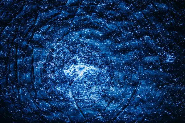 青いトーンの氷の表面のテクスチャを線と傷冷凍クラックの写真 — ストック写真
