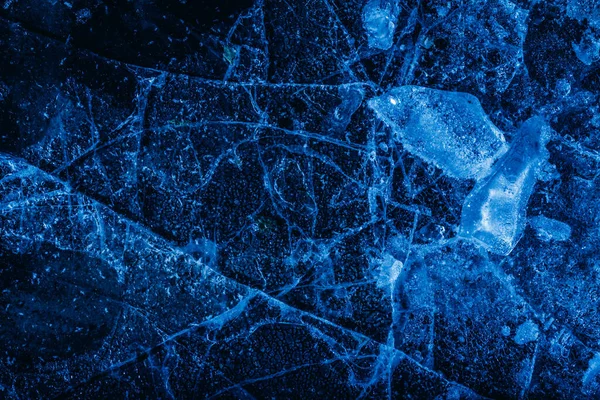 Фото Синього Тонованого Замороженого Тріщини Пошкодженого Льоду Текстурою Поверхні Снігу — стокове фото