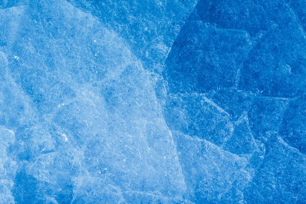 Фото Светло Голубого Тонированного Льда Трещинами Поверхности Снега — стоковое фото