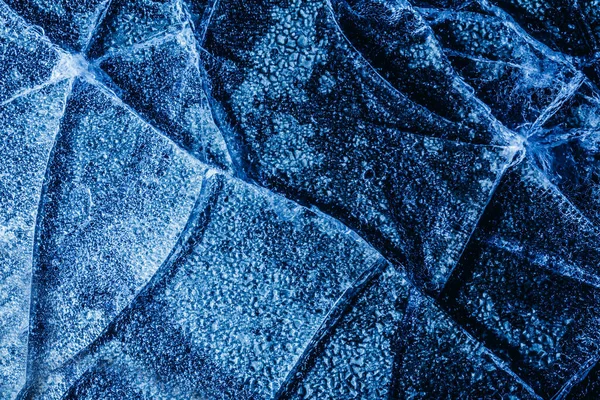 深蓝色调冻裂冰面纹理照片 — 图库照片