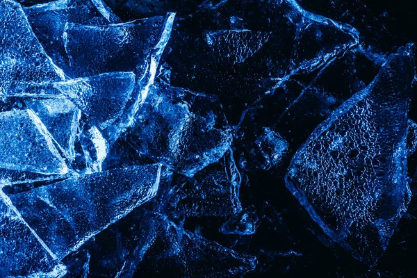 Foto Von Blau Getönten Gefrorenen Rissigen Eisstücken Oberflächentextur Auf Dunklem — Stockfoto