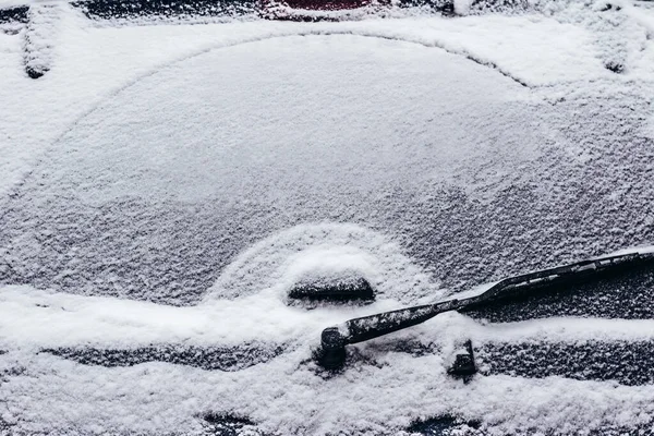 Zdjęcie Tylnej Szyby Samochodu Wycieraczkami Pokrytymi Śniegiem — Zdjęcie stockowe
