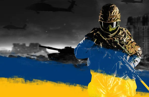 Zdjęcie Ukraińskiego Żołnierza Kamizelce Kuloodpornej Trzymającego Karabin Zdewastowanym Zrujnowanym Mieście — Zdjęcie stockowe