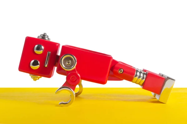 Foto Van Rood Gekleurde Metalen Robot Speelgoed Doen Push Ups — Stockfoto