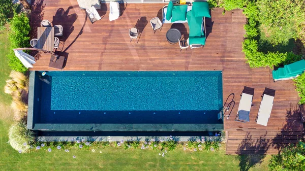 Schwimmbad von oben gesehen. Blick von oben auf moderne Luxusvilla mit Swimmingpool. Luxus-Resort-Landschaft aus der Luft, Resort-Hotel-Pool, Urlaubshintergrund lizenzfreie Stockbilder