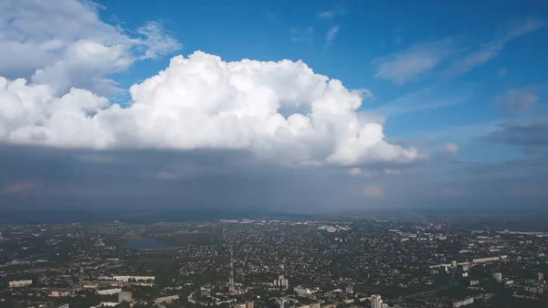 Dicke Wolken über der Stadt. Himmel mit stürmischen Wolken kurz vor Sturm - Naturfotografie. Der Regen kommt — Stockfoto