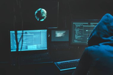 Monitörlerdeki siber suçlu hackleme sistemi, bilgisayar odasındaki bilgisayar korsan saldırı web sunucuları e-posta hassasiyetini kullanarak virüs gönderen monitörlerle. İnternet suçları, hackleme ve kötü amaçlı yazılım kavramı.