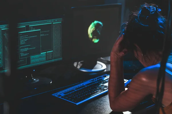 Olgun ve yorgun iş kadını geceye kadar bilgisayar başında çalışıyor. Masasında başı ağrıyan sıradan bir bayanın portresi. Yorgun bir iş kadını laptopta geç saatlere kadar çalışıyor..