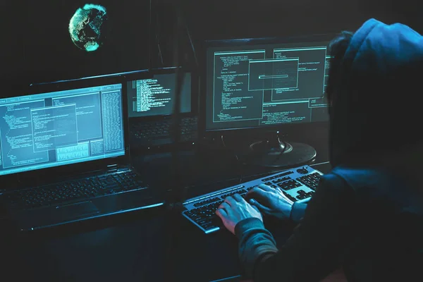 Cyber-kriminelle Hacking-System an Monitoren, Hacker greifen Webserver im Darkroom am Computer mit Monitoren, die Virus über E-Mail-Schwachstelle senden. Internetkriminalität, Hacking und Malware-Konzept. — Stockfoto