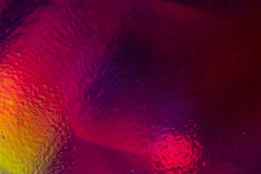 Kabarcıklı kırmızı arkaplan. Parlak ıslak yüzey. Soyut ayıklama arkaplanı