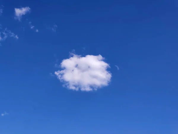 ท้องฟ้าสีฟ้าที่มีเมฆ อากาศฤดูร้อน — ภาพถ่ายสต็อก