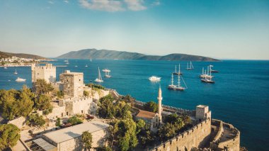 Bodrum Cruise Limanı Ege 'nin güneybatı limanı. Liman 'da muhteşem bir yelkenli manzarası var. Günbatımı koyunda yatlar. Yelkenli teknelerin batış sahnesi. Günbatımı yat manzarası. YacBodrum Limanı Güneybatı