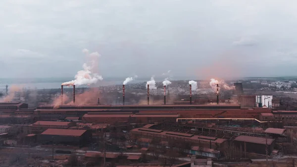 Una Planta Química Chimenea Descarga Contaminantes Tuberías Industria Contaminan Atmósfera — Foto de Stock