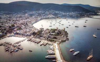 Aziz Peter Kalesi Bodrum Kalesi ve marina manzarası. Bodrum 'un Türk Rivierası' ndaki hava manzarası. Fotoğraf indir 