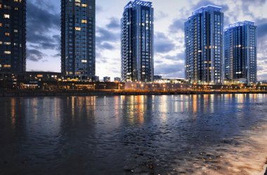 Şehir merkezi gece manzarası, güzel modern binalar, parlayan ışıklar buzu, lüks seyahat ve turizmi yansıtıyor.