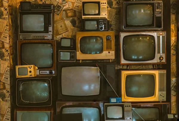 カラフルなレトロテレビの山の壁 古いテレビ ヴィンテージスタイル 写真をダウンロード — ストック写真