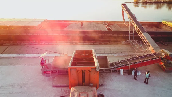 Tahıl kargo gemisine yükleniyor. İskele tahıl asansörü. Endüstriyel deniz ticaret limanı kargo bölgesi tahıl terminali Ukrayna