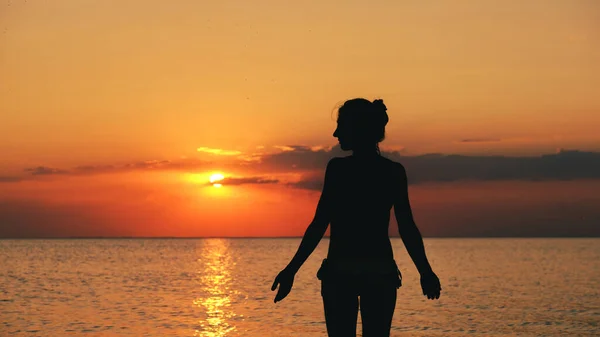 Силуэт Женщины Пляже Закате Молодая Женщина Отдыхает Летнее Небо Заката — стоковое фото