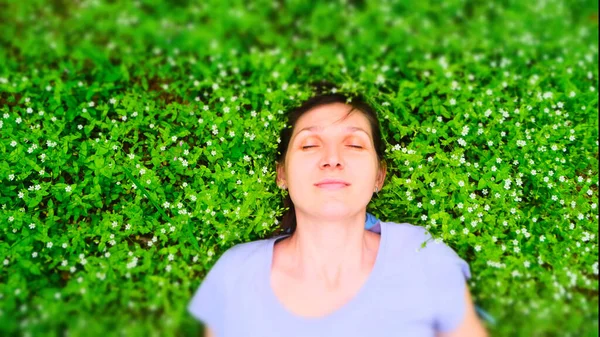Портрет Симпатичной Молодой Женщины Отдыхающей Траве — стоковое фото