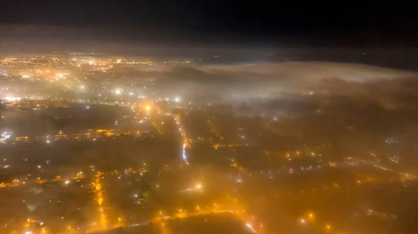 Centro Città Coperto Nebbia Durante Notte Atmosfera Malinconica Scaricare Foto — Foto Stock