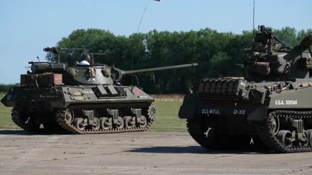东柯克比军事表演 2021年8月 英国林肯郡 美国M36杰克逊坦克驱逐舰和谢尔曼 — 图库视频影像