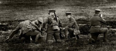 Leeds. Yorkshire, Uk. Ağustos 2021. Yorkshire savaş zamanı deneyim gösterisi çeşitli üniformalı oyuncular savaşçı olarak gösteriliyor..