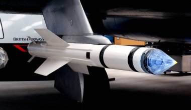 Newark Hava Müzesi. Nottinghamshire, İngiltere, Mart 2022. De Havilland Firestreak, İngiliz birinci nesil, pasif kızılötesi güdümlü havadan havaya füzesidir. 1950 'lerin başında de Havilland Pervaneleri tarafından geliştirilmiş ve 1957' de hizmete girmiştir..