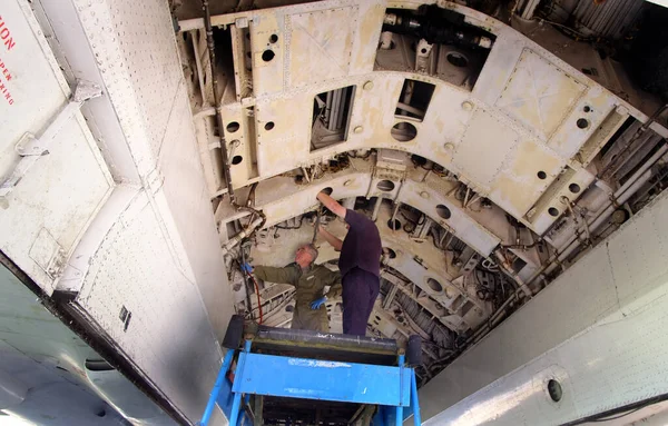 Newark Hava Müzesi. Nottinghamshire, İngiltere, Mart 2022. Avro Vulcan V bombardıman pistine bakın.