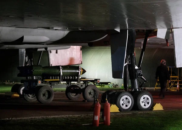 纽瓦克空气博物馆2022年3月 英国诺丁汉郡 Avro Vulcan V轰炸机下的铁弹装弹 — 图库照片