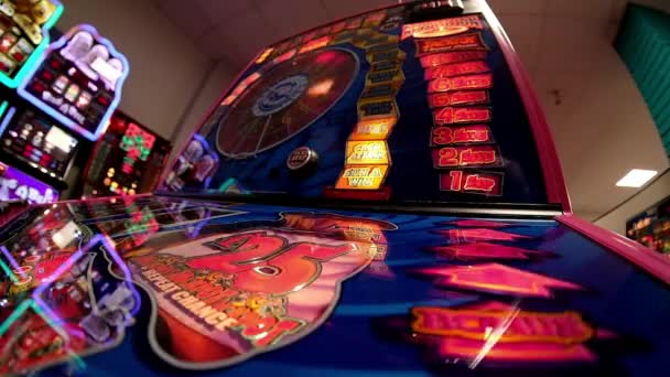 Speelautomaten Een Volwassen Gedeelte Van Een Speelhal Voor Het Hele — Stockvideo