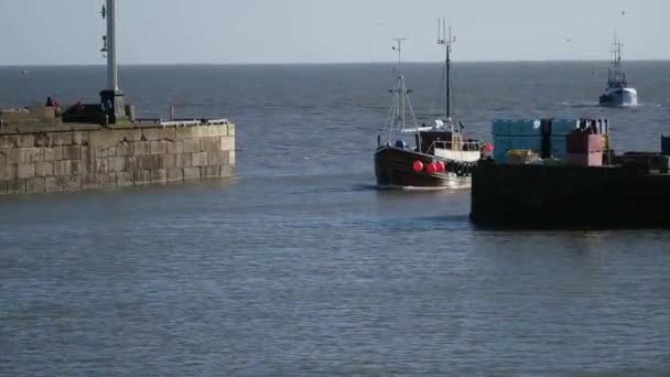 Statek Rybacki Wpływający Portu Bridlington Yorkshire — Wideo stockowe