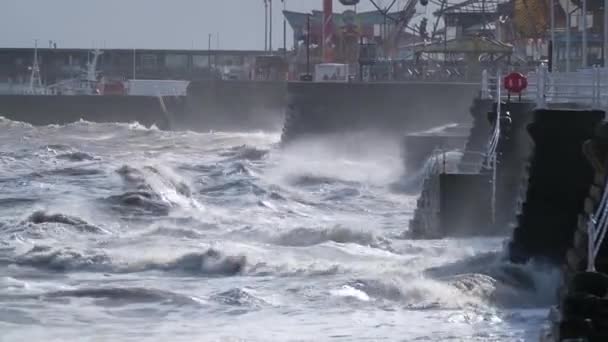 Тяжелое Опасное Море Время Прилива Прибрежным Ветром Брайтингтон Йоркшир Великобритания — стоковое видео