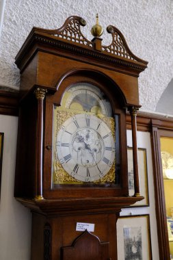Kır evindeki büyükbaba saatinin yüz ayrıntıları. İngiltere.