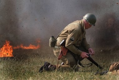Yorkshire savaş deneyimi gösterisi. Leeds, İngiltere, Ağustos 2022. 2. Dünya Savaşı 'nda araçlar, uçaklar, silahlar ve tanklarla yeniden canlandırma gösterisi. Alman, Amerikan ve İngiliz gibi giyinen insanlar. Alaycı savaşlar ve çatışmalar.