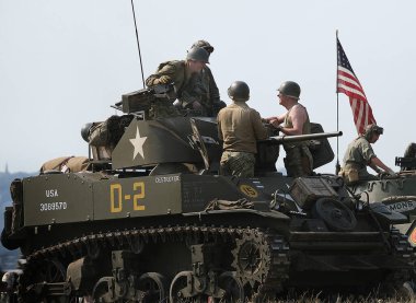 Yorkshire savaş deneyimi gösterisi. Leeds, İngiltere, Ağustos 2022. 2. Dünya Savaşı 'nda araçlar, uçaklar, silahlar ve tanklarla yeniden canlandırma gösterisi. Alman, Amerikan ve İngiliz gibi giyinen insanlar. Alaycı savaşlar ve çatışmalar.