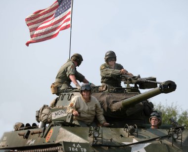 Yorkshire savaş deneyimi gösterisi. Leeds, İngiltere, Ağustos 2022. 2. Dünya Savaşı 'nda araçlar, uçaklar, silahlar ve tanklarla yeniden canlandırma gösterisi. Alman, Amerikan ve İngiliz gibi giyinen insanlar. Alaycı savaşlar ve çatışmalar.