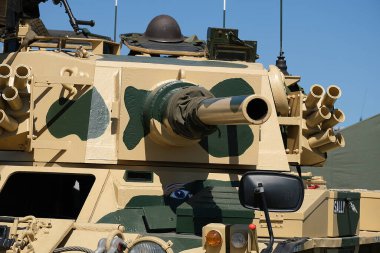 Yorkshire savaş deneyimi gösterisi. Leeds, İngiltere, Ağustos 2022. 2. Dünya Savaşı 'nda araçlar, uçaklar, silahlar ve tanklarla yeniden canlandırma gösterisi. Alman, Amerikan ve İngiliz gibi giyinen insanlar. Alaycı savaşlar ve çatışmalar.