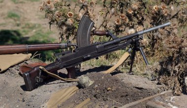 Yorkshire savaş deneyimi gösterisi. Leeds, İngiltere, Ağustos 2022. 2. Dünya Savaşı 'nda araçlar, uçaklar, silahlar ve tanklarla yeniden canlandırma gösterisi. Alman, Amerikan ve İngiliz gibi giyinen insanlar. Alaycı savaşlar ve çatışmalar.