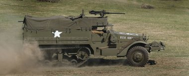 Yorkshire savaş deneyimi gösterisi. Leeds, İngiltere, Ağustos 2022. 2. Dünya Savaşı 'nda araçlar, uçaklar, silahlar ve tanklarla yeniden canlandırma gösterisi. Alman, Amerikan ve İngiliz gibi giyinen insanlar. Alaycı savaşlar ve çatışmalar.