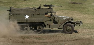 Yorkshire savaş deneyimi gösterisi. Leeds, İngiltere, Ağustos 2022. 2. Dünya Savaşı 'nda araçlar, uçaklar, silahlar ve tanklarla yeniden canlandırma gösterisi. Alman, Amerikan ve İngiliz gibi giyinen insanlar. Alaycı savaşlar ve çatışmalar.