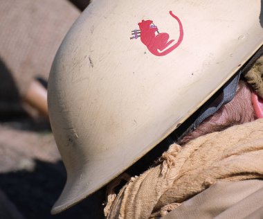 Yorkshire savaş deneyimi gösterisi. Leeds, İngiltere, Ağustos 2022. 2. Dünya Savaşı 'nda araçlar, uçaklar, silahlar ve tanklarla yeniden canlandırma gösterisi. Alman, Amerikan ve İngiliz gibi giyinen insanlar. Alaycı savaşlar ve çatışmalar.