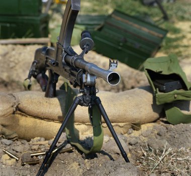 Yorkshire savaş deneyimi gösterisi. Leeds, İngiltere, Ağustos 2022. 2. Dünya Savaşı 'nda araçlar, uçaklar, silahlar ve tanklarla yeniden canlandırma gösterisi. Alman, Amerikan ve İngiliz gibi giyinen insanlar. Alaycı savaşlar ve çatışmalar.