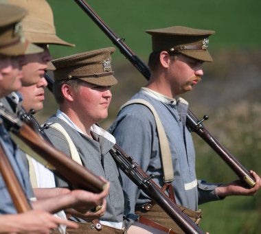 Yorkshire savaş deneyimi gösterisi. Leeds, İngiltere, Ağustos 2022. 2. Dünya Savaşı 'nda araçlar, uçaklar, silahlar ve tanklarla yeniden canlandırma gösterisi. Alman, Amerikan ve İngiliz gibi giyinen insanlar. Alaycı savaşlar ve çatışmalar.